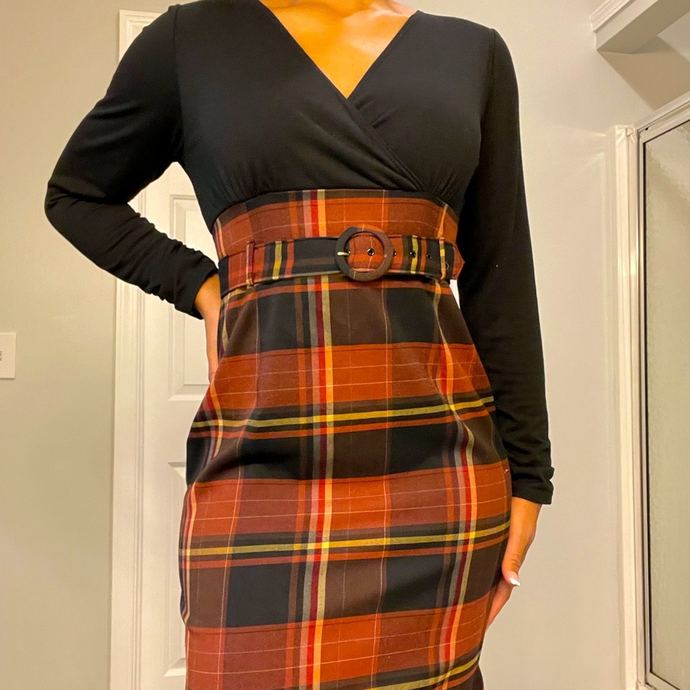 Nice knee length dress in wonderful condition. Ladies size 8. Stylish & comfy.